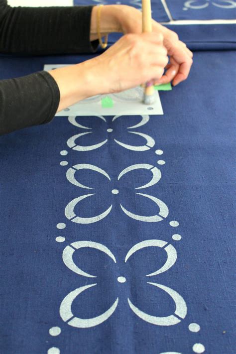 Diy Stenciled Fabric How To Stencil Fabric Dans Le Lakehouse