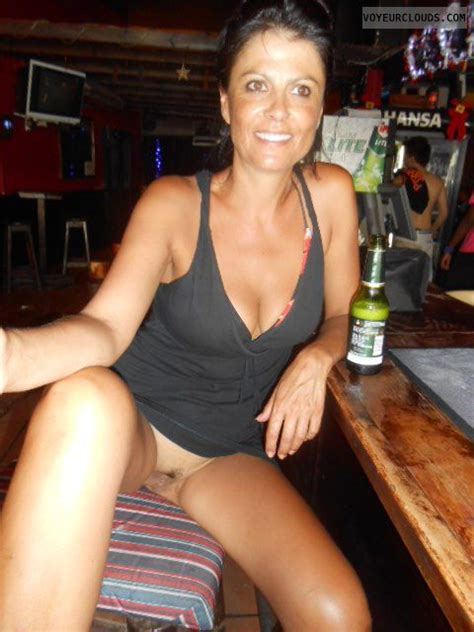 Bar Wenches Woman Flashes Pussy In Bar Foto Pornô Eporner