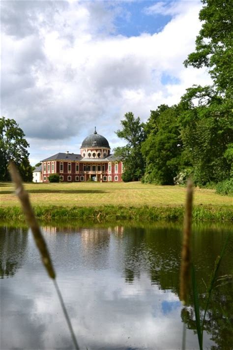 Státní zámek veltrusy, národní kulturní památka, se nachází v těsné blízkosti města veltrusy, cca 25 km severně od prahy. Zámek - Veltrusy