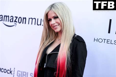 Avril Lavigne Flaunts Her Sexy Boobs At Varietys 2021 Music Hitmakers