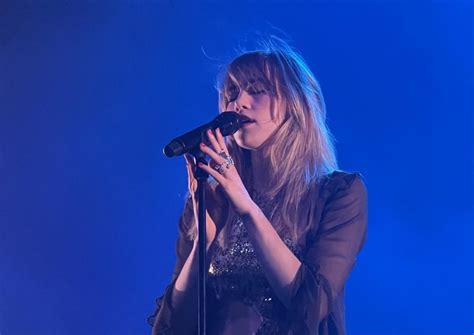 Liveshot Suki Waterhouse Puts On Dreamy Performance At Emos The Daily Texan