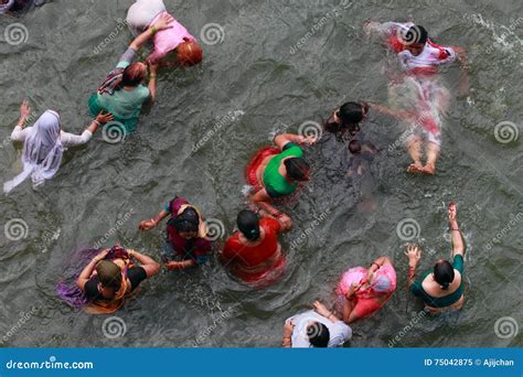 Os Devotos Das Mulheres Tomam O Banho No Rio Godavari Imagem Editorial Imagem De Shiva