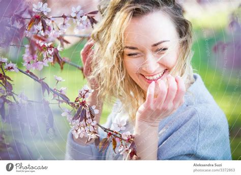 Junge Frau Genießt Die Natur Im Frühling Atmen Frische Luft Und Blumen