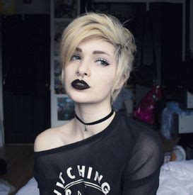 Curls are fierce and femme, grow the middle part long enough and you can experiment with styling. non binary haircuts - Google Search | Punk hair, Short ...