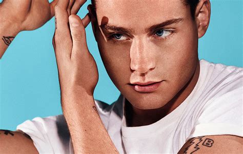 Douwe bob zal in 2016 namens nederland afreizen naar het eurovisie songfestival in stockholm met het nummer slow down, dat hij zojuist live aan het publiek presenteerde tijdens een persconferentie. Douwe Bob vervangt Waylon bij opening festival Over de ...