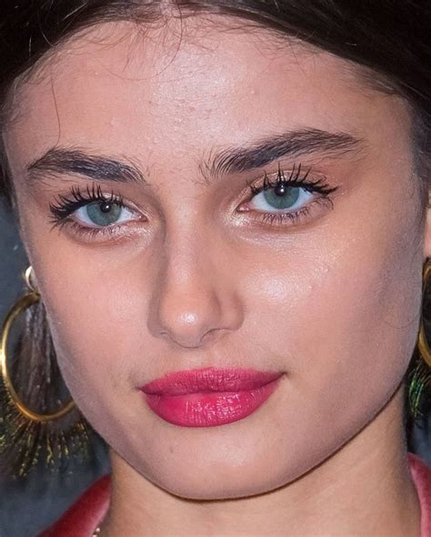 Close Up Of Taylor Hill At A 2017 Vogue Party Celebrity Makeup Looks