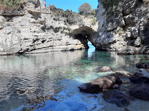 Una scogliera calcarea situata a sorrento (napoli), un posto incantevole, dove natura, mare e passato si fondono. Bagni della Regina Giovanna