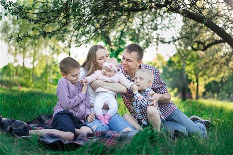 Familia Haciendo Picnic En El Campo Concepto De Familia Feliz Y