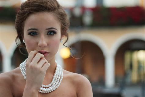 Woman Wearing Pearl Necklace Pearl Wise