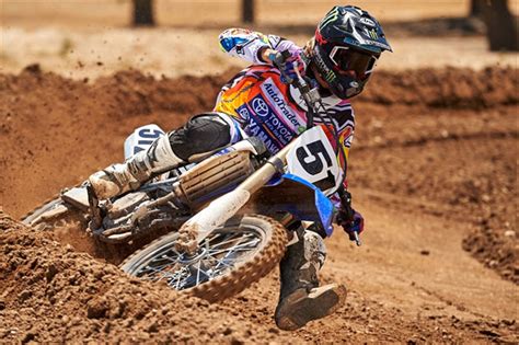 The average weight of dirt bike varies between 250 pounds, in this article you come to know about how much does a 450 dirt bike weigh. The Snowbike Revolution - Snowmobile.com