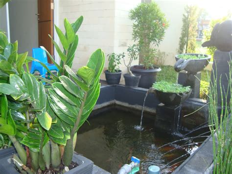 Ruangan dalam rumah akan menjadi lebih segar dan hidup misalnya di bagian pojok ruangan atau bahkan di bawah tangga sekalipun. DESAIN-GAMBAR TAMAN DALAM RUMAH-RUANGAN | freewaremini
