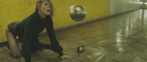Il Nuovo Video Dei Massive Attack Con Rosamund Pike Flashes Il Post