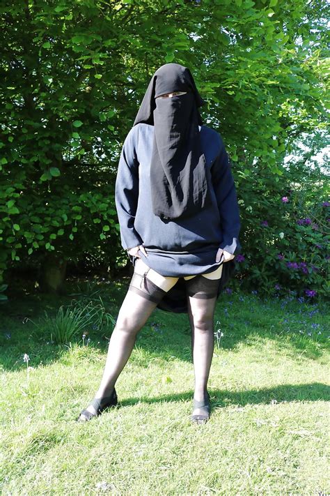 Muslim Burqa Niqab Suspenders Outdoors Flashing 86 Pics 2 Xhamster