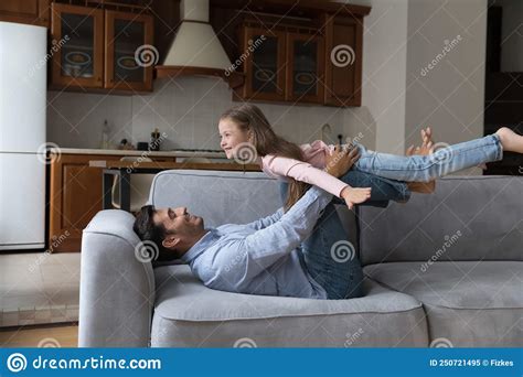 Liefhebbende Stiefvader Die Op Sofa Speelt Met Kleine Dochter Stock