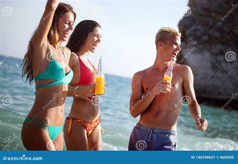 Concepto De Las Vacaciones De Verano De La Diversi N De La Playa De La Libertad De La Amistad