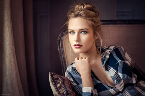 Obrázky na plochu tvár ženy Model portrét blondínka dlhé vlasy modré oči pri pohľade na