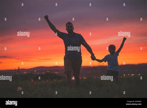 Silueta De Padre E Hijo Al Atardecer Fotografía De Stock Alamy