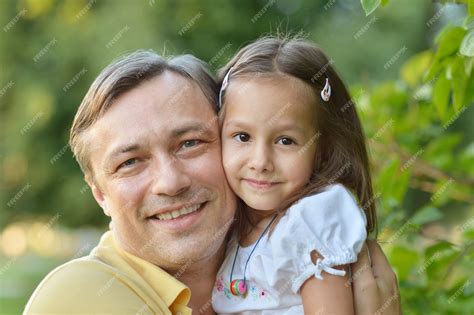 Padre Abrazando A Su Pequeña Hija En La Naturaleza Foto Premium