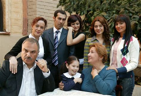 Dört kardeşin en küçüğü olan fahriye evcen'in babası selanik göçmeni ve annesi çerkezdir. Yaprak Dökümü'nün Şevket'ini hatırlıyor musunuz çok ...