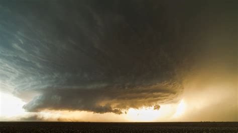Amazing Time Lapse Captures A Massive Rotating Supercell Thunderstorm