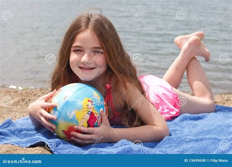 Petite fille à la plage photo stock Image du sourire