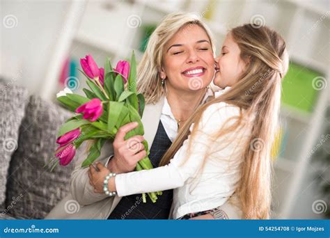 Dziewczyna Daje Kwiaty Jego Mama Na Matka Dniu Zdjęcie Stock Obraz Złożonej Z Matka Uroczy
