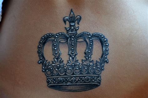 A crown tattoo is a symbol of power and royalty. Small Tattoo Ideas and Designs for Women | Crown tattoo ...