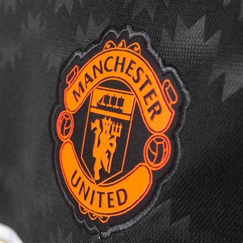 En la imagen aparece el escudo del manchester united, en grandes dimensiones y sobre un fondo rojo con pequeñas siluetas del escudo en un tamaño más reducido. Adidas Manchester United 15-16 Third Kit Released - Footy ...