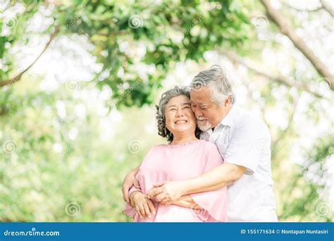 Felice Coppia Di Anziani Innamorati Che Abbraccia Park Fotografia Stock Immagine Di Aperto