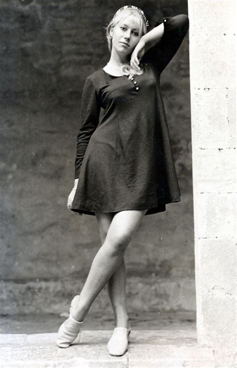 I Just Dicovered Helen Mirren Was A 12 In The Late 60s Roldschoolcool