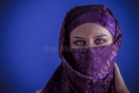 Belle Femme Arabe Avec Le Voile Traditionnel Sur Son Visage Intens