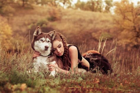 Красивая девушка лежит на траве с собакой породы Хаски обои для