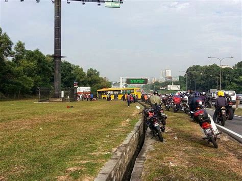 Highway, food & beverage address: Gambar Palsu Kemalangan Di Plaza Tol Shah Alam Menakutkan ...