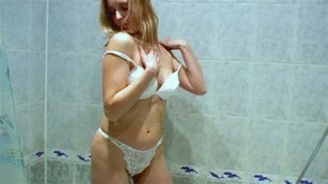 Laura Likes Peeing In The Bathtub Mp4 Pisschicks Clips4sale