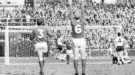 Wembley 1966 blieb das erste und bis heute einzige mal, dass deutschland bei einer weltmeisterschaft schlechter abschnitt als die. England gegen Deutschland: Legendäre Duelle in Wembley :: DFB - Deutscher Fußball-Bund e.V.