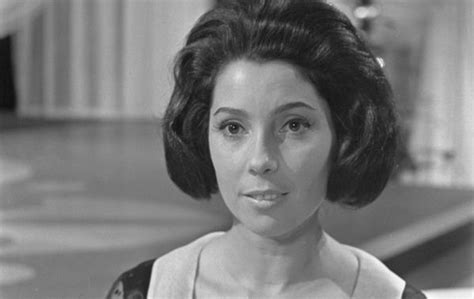 Presentatoren dragen nederlandse ontwerpen tijdens eurovisie songfestival. Songfestival-winnares Corry Brokken overleden