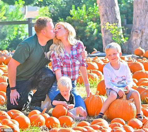 Heidi Montag And Spencer Pratt Of The Hills Share A Kiss At A Pumpkin Patch With Their Sons