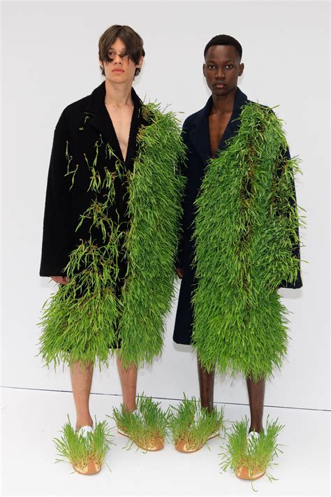 En Loewe Esta Creadora Ayudó A Cultivar Plantas Vivas En La Ropa Vogue