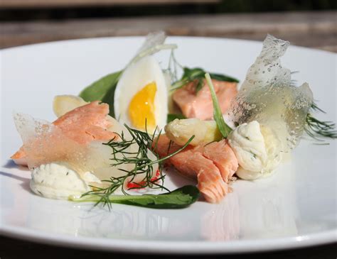 Warm Gerookte Zalm Met Asperge En Doorzichtige Aardappel Chips