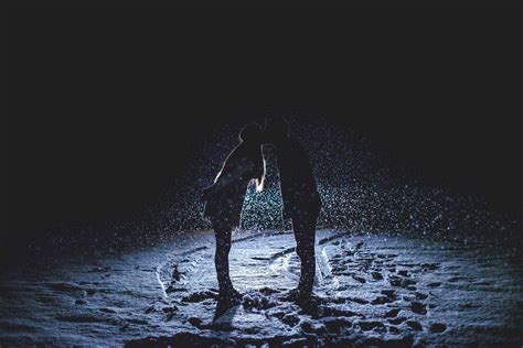 3840x2560 Couple Footprints Kiss Kissing Love People Silhouette