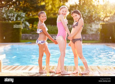 Gruppe Von Mädchen Spielen Im Freibad Stockfotografie Alamy