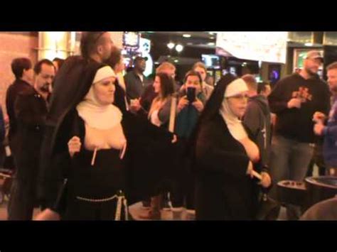 Nuns Flashing Crowds At The Fremont Experience Las Vegas Nv Youtube