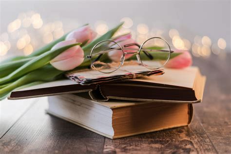 Brillen Auf Einem Buch · Kostenloses Stock Foto