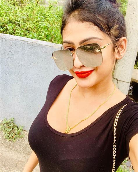 Piumi Hansamali Bollywood Vibe In Cat Eye Sunglasses Instagram Bollywood Actress