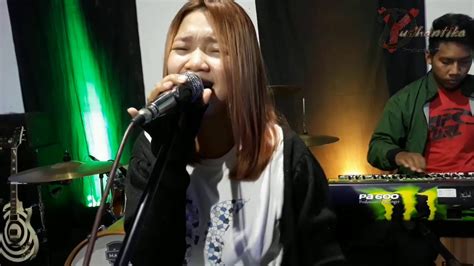 Hasil pencarian anda untuk download lagu mawar hitam mp3. Cover " Mawar Putih " By Yudhantika Music - YouTube