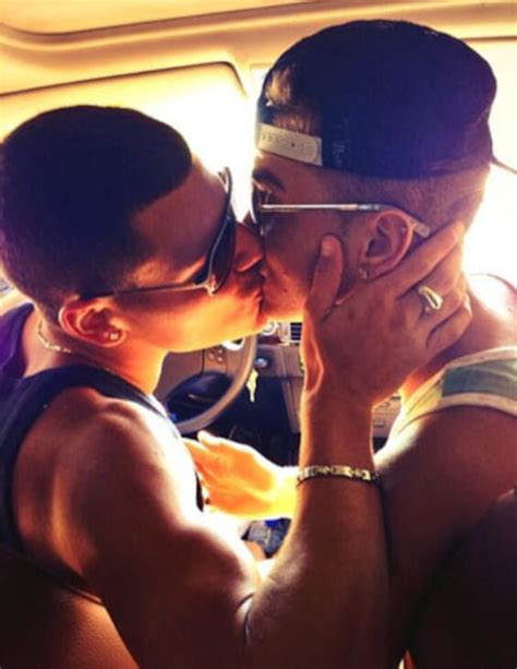 justin bieber caught on camera kissing a man pic