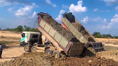 Awesomely Dirt Spreading Into Overload Dump Truck In 2020 Dump