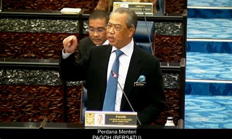 Muhyiddin yassin ditunjuk menjadi perdana menteri malaysia yang baru. Sah - Muhyiddin ada majoriti tapi terlalu kecil