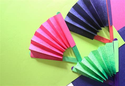 Quick Craft How To Make A Paper Fan Quick Crafts Paper Fans Crafts