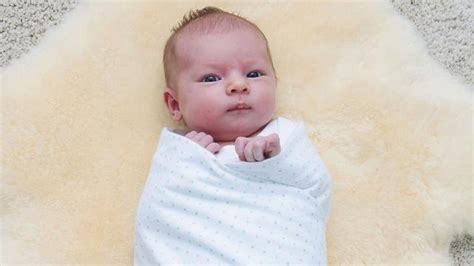 Jurus paling ampuh dalam menenangkan bayi menangis dari generasi terdahulu hingga sekarang adalah dengan cara menggendongnya. Berikut Teknik Menenangkan Bayi Menangis Yang Terbukti ...